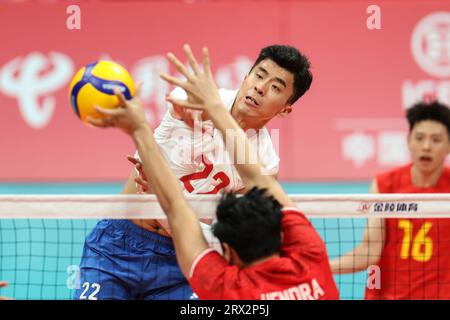 Hangzhou, provincia cinese di Zhejiang. 22 settembre 2023. Zhang Jingyin (top) of China punta la palla durante la partita di Volleyball Men's Cross tra Cina e Indonesia ai diciannovesimi Giochi asiatici di Hangzhou, nella provincia di Zhejiang, nella Cina orientale, 22 settembre 2023. Crediti: Zhu Zheng/Xinhua/Alamy Live News Foto Stock