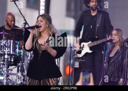 22 settembre 2023, New York, New York: I(NEW) Kelly Clarkson si è esibita dal vivo al Today Show. 22 settembre 2023, New York, USA: Kelly Clarkson, la rinomata cantante e artista americana, ha tenuto un'elettrizzante esibizione dal vivo sul palco del Today Show al Rockefeller Plaza venerdì (22). Con la sua voce potente e affettuosa, ha affascinato il pubblico, mettendo in risalto alcuni dei suoi più grandi successi, tra cui "Since U Been Gone.Ã¢â‚¬Â l'energia nell'aria era palpabile quando Clarkson si collegava con la folla entusiasta, creando un'esperienza musicale memorabile per tutti abbastanza fortunati da essere così Foto Stock