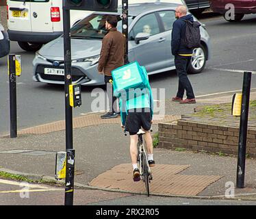 Glasgow, Scozia, Regno Unito. 22 settembre 2023. Tempo nel Regno Unito: Giornata secca ha visto la gente del posto e i turisti godersi la fine dell'estate nel West End L'affollata charing incrocia con l'autostrada m8 sotto e prevede di portarla con un parco. Credit Gerard Ferry/Alamy Live News Foto Stock