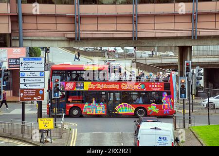 Glasgow, Scozia, Regno Unito. 22 settembre 2023. Tempo nel Regno Unito: Giornata secca ha visto la gente del posto e i turisti godersi la fine dell'estate nel West End Un autobus turistico attraversa l'affollata traversata con l'autostrada m8 sottostante e prevede di coprirla con un parco o un viale. Credit Gerard Ferry/Alamy Live News Foto Stock