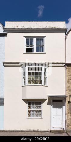 Un trio di finestre su una casa a schiera a holywell Street, Oxford, Inghilterra. Foto Stock