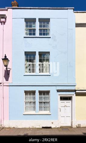 Un trio di finestre su una casa a schiera a Holywell Street, Oxford, Inghilterra. Foto Stock