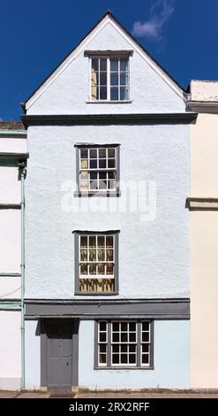 Un trio di finestre su una casa a schiera a Holywell Street, Oxford, Inghilterra. Foto Stock