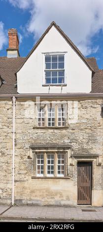 Un trio di finestre su una casa a schiera a Holywell Street, Oxford, Inghilterra. Foto Stock