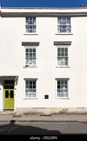 Un trio di finestre su una casa a schiera a Holywell Street, Oxford, Inghilterra. Foto Stock