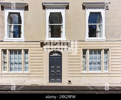 Un trio di finestre su una casa a schiera a Holywell Street, Oxford, Inghilterra. Foto Stock