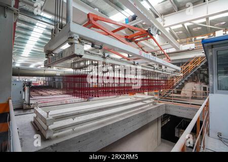 Imbracature sulla linea di produzione di pannelli divisori leggeri per nuovi materiali da costruzione, Cina del Nord Foto Stock