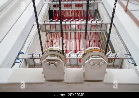 Imbracature sulla linea di produzione di pannelli divisori leggeri per nuovi materiali da costruzione, Cina del Nord Foto Stock