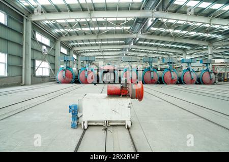 L'attrezzatura di trazione sulla linea di produzione di pannelli divisori leggeri si trova in una fabbrica nel nord della Cina Foto Stock