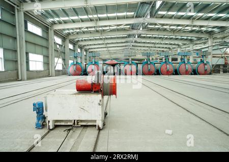 L'attrezzatura di trazione sulla linea di produzione di pannelli divisori leggeri si trova in una fabbrica nel nord della Cina Foto Stock