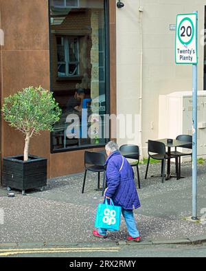 Glasgow, Scozia, Regno Unito. 22 settembre 2023. UK Weather: Venti velocità nei notiziari. La giornata secca ha visto la gente del posto e i turisti godersi la fine dell'estate nel West End Credit Gerard Ferry/Alamy Live News Foto Stock