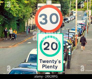 Glasgow, Scozia, Regno Unito. 22 settembre 2023. UK Weather: Venti velocità nei notiziari. La giornata secca ha visto la gente del posto e i turisti godersi la fine dell'estate nel West End Credit Gerard Ferry/Alamy Live News Foto Stock