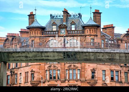 Glasgow, Scozia, Regno Unito. 22 settembre 2023. Meteo del Regno Unito: Ville a forma di croce con la cicatrice di un passaggio pedonale di fronte. La giornata secca ha visto la gente del posto e i turisti godersi la fine dell'estate nel West End L'affollata charing incrocia con l'autostrada m8 sotto e prevede di portarla con un parco. Credit Gerard Ferry/Alamy Live News Foto Stock