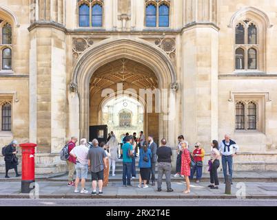 Turisti fuori dal prestigioso college di Corpus Christi presso l'università di Cambridge, Inghilterra. Foto Stock