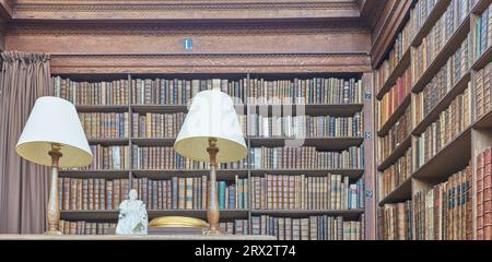 Interno della biblioteca di Wren presso il prestigioso college di Trinity presso l'università di Cambridge, in Inghilterra. Foto Stock