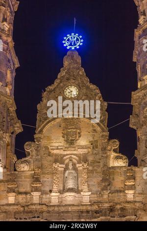 Basilica di Zapopan, Guadalajara, Messico, illuminata di notte da riflettori e da fontane colorate in primo piano. Foto Stock