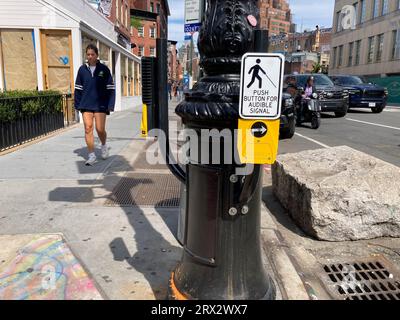 Un segnale acustico di camminata incrociata collegato a un palo della luce si vede a New York mercoledì 15 settembre 2023. (© Richard B. Levine) Foto Stock