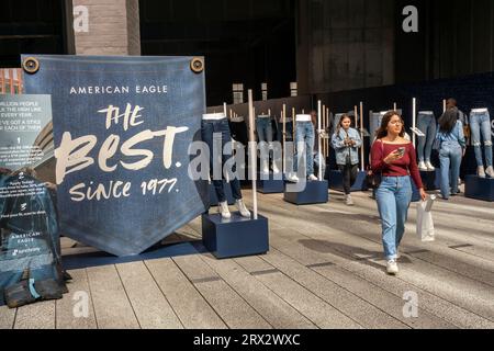 Attivazione del marchio nell'High Line Park nel quartiere Meatpacking di New York per i jeans American Eagle Outfitters (AEO), in programma sabato 16 settembre 2023. (© Richard B. Levine) Foto Stock