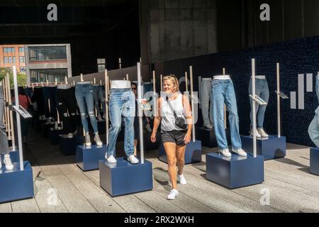 Attivazione del marchio nell'High Line Park nel quartiere Meatpacking di New York per i jeans American Eagle Outfitters (AEO), in programma sabato 16 settembre 2023. (© Richard B. Levine) Foto Stock