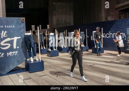 Attivazione del marchio nell'High Line Park nel quartiere Meatpacking di New York per i jeans American Eagle Outfitters (AEO), in programma sabato 16 settembre 2023. (© Richard B. Levine) Foto Stock