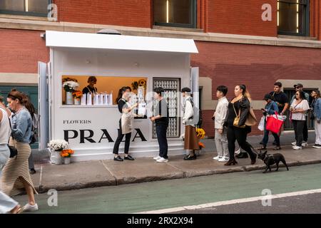 Venerdì 15 settembre 2023, nel quartiere Soho di New York, una folla di acquirenti si schiera per l'attivazione del marchio Prada. (© Richard B. Levine) Foto Stock