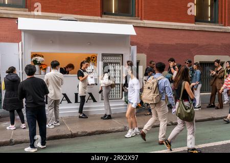 Venerdì 15 settembre 2023, nel quartiere Soho di New York, una folla di acquirenti si schiera per l'attivazione del marchio Prada. (© Richard B. Levine) Foto Stock