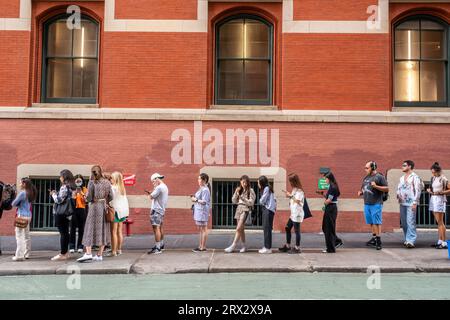 Venerdì 15 settembre 2023, nel quartiere Soho di New York, una folla di acquirenti si schiera per l'attivazione del marchio Prada. (© Richard B. Levine) Foto Stock