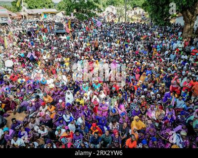 Sostenitori del partito di opposizione della Tanzania, ACT Wazalendo partecipa al raduno politico del partito nel distretto di Tunduru, regione di Ruvuma, il 12 marzo 2023 Foto Stock