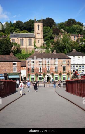 Inghilterra, Shropshire, Ironbridge, città vista dalla passerella pedonale in ghisa di grado 1 sul fiume Severn. Foto Stock