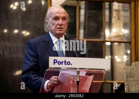 Porto, Portogallo. 21 settembre 2023. Francisco Pinto BalsemÃ£o, fondatore del gruppo Imprensa (proprietario del primo canale televisivo privato Sociedade indipendente de ComunicaçÃ£o (SIC) in Portogallo, e dell'iconico settimanale Expresso.) Parla durante una solenne cerimonia di consegna delle chiavi della città di Porto nel SalÃ Nobre del Paco do Concelho. (Immagine di credito: © Rita Franca/SOPA Images via ZUMA Press Wire) SOLO USO EDITORIALE! Non per USO commerciale! Foto Stock