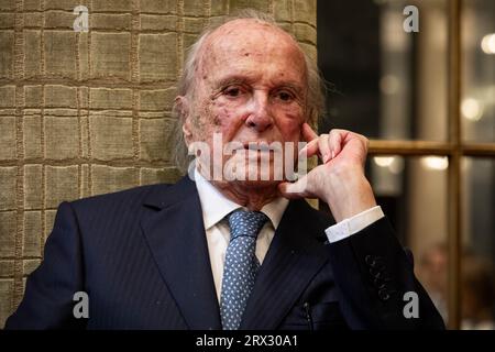 Porto, Portogallo. 21 settembre 2023. Francisco Pinto BalsemÃ£o, fondatore del gruppo Imprensa (proprietario del primo canale televisivo privato Sociedade indipendente de ComunicaçÃ£o (SIC) in Portogallo, e dell'iconico settimanale Expresso.) Vista durante una cerimonia solenne che consegna le chiavi della città di Porto nel SalÃ Nobre del Paco do Concelho. (Immagine di credito: © Rita Franca/SOPA Images via ZUMA Press Wire) SOLO USO EDITORIALE! Non per USO commerciale! Foto Stock