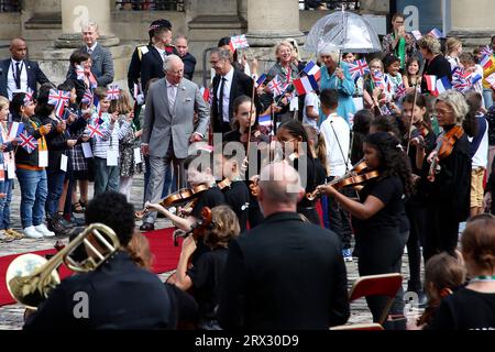 Bordeaux, Francia. 22 settembre 2023. Il re Carlo III e la regina Camilla della Gran Bretagna sono accolti dal sindaco di Bordeaux Pierre Homeric, centro, venerdì 22 settembre 2023 presso il municipio di Bordeaux, nel sud-ovest della Francia. Dopo lo sfarzo e la politica a Parigi, il re Carlo III si dirige a sud verso Bordeaux per concentrarsi su una passione più personale: L'ambiente. Foto di Bob Edme/Pool/ABACAPRESS.COM credito: Abaca Press/Alamy Live News Foto Stock