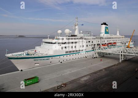 La nave da crociera Deutschland si trova nel porto di Bremerhaven il 22 aprile 2023. Foto Stock