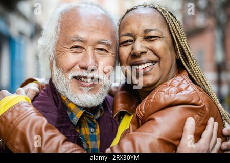 Ritratto di coppia anziana multirazziale felice - stile di vita delle persone anziane e concetto di relazione d'amore Foto Stock