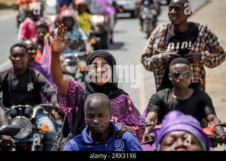 I sostenitori del partito di opposizione della Tanzania, gesto di Wazalendo durante il loro raduno politico nella regione costiera il 9 marzo 2023 Foto Stock