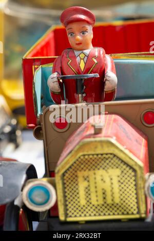 Italia, Lombardia, mercato delle pulci, conducente di auto di vecchio stagno Foto Stock