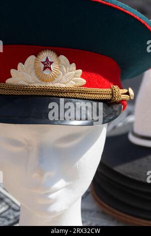 Itay, Lombardia, mercato delle pulci, cappello militare del periodo sovietico russo Foto Stock