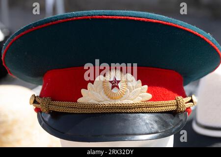 Itay, Lombardia, mercato delle pulci, cappello militare del periodo sovietico russo Foto Stock