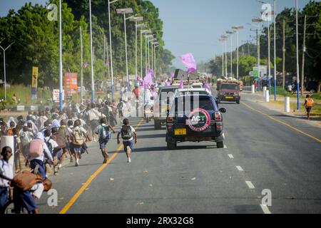 Il convoglio per l'ATTO DEL partito di opposizione della Tanzania Wazalendo arriva nel distretto di Kilwa, nella regione di Lindi il 9 marzo 2023 Foto Stock