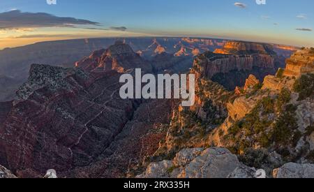 Vista del Castello di Freya e del Tempio di Vishnu sulla sinistra e del Trono di Wotan sulla destra all'alba, vista da Cape Royal, North Rim Foto Stock