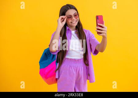 blog della scuola. e' l'ora dei selfie per una ragazza della scuola. teen blogger con telefono. ragazza che fa selfie. la ragazza adolescente fa selfie a scuola. influencer liceale Foto Stock