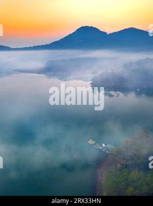 Lago Tuyen Lam, da Lat (Dalat), Vietnam, Indocina, Sud-est asiatico, Asia Foto Stock