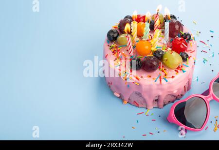 Torta di compleanno fresca e deliziosa con candele sul tavolo su sfondo colorato. Foto di alta qualità Foto Stock