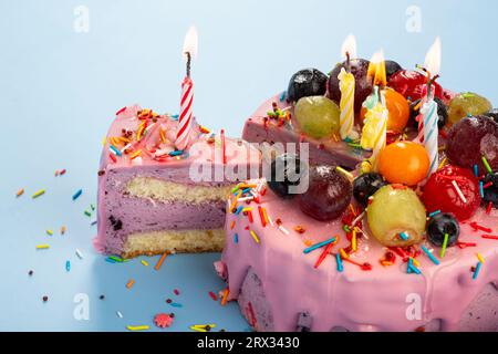 Torta di compleanno fresca e deliziosa con candele sul tavolo su sfondo colorato. Foto di alta qualità Foto Stock