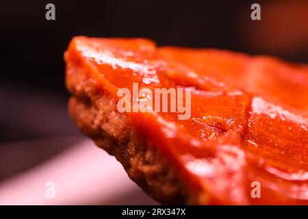 Cubo di zucchero a canna tradizionale Jaggery sul tavolo Foto Stock