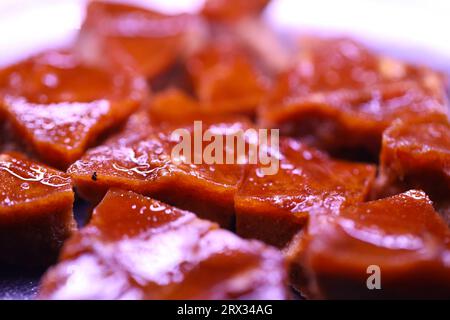 Cubo di zucchero a canna tradizionale Jaggery sul tavolo Foto Stock