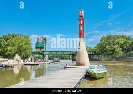 Il porto storico di Forks e il ponte ferroviario storico di Forks sul fiume Assiniboine Foto Stock