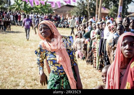 Sostenitori del partito di opposizione della Tanzania, ACT Wazalendo a seguito della manifestazione politica del partito nella regione di Kigoma il 2 giugno 2023 Foto Stock