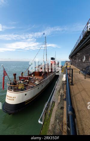 Il piroscafo a pale Waverley si ferma al molo di Southend per raccogliere i passeggeri per un viaggio sul fiume intorno all'estuario del Tamigi Foto Stock