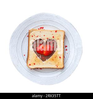Brindisi con crema di cioccolato a forma di cuore, fragole fresche e cospargi isolati su fondo bianco Foto Stock